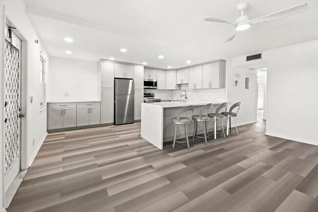 Building Photo - 4047 Lincoln A