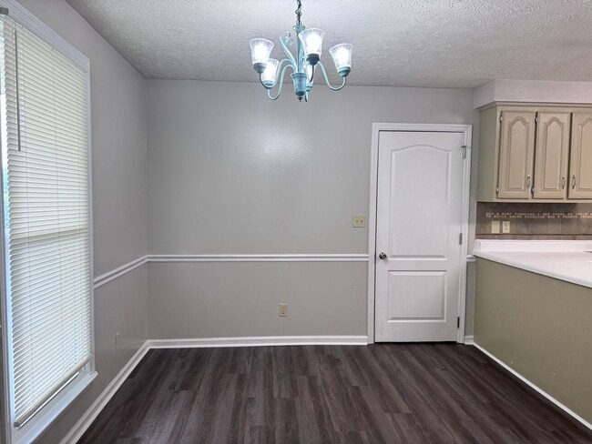 Building Photo - Super convenient location! Quick access to I-24 Exit 11!