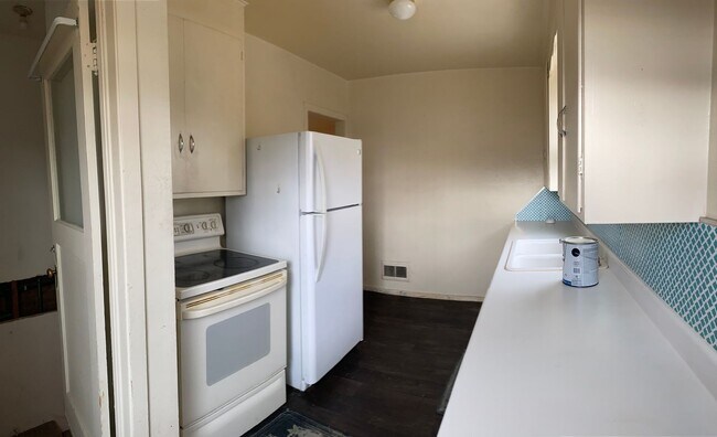 Building Photo - Duplex Close To Everything