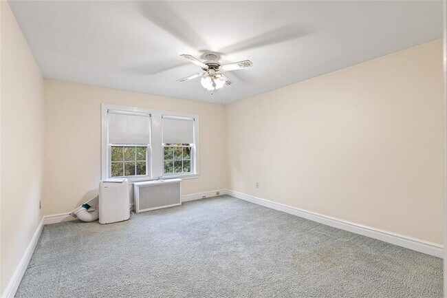 Building Photo - 4 Chase Ln