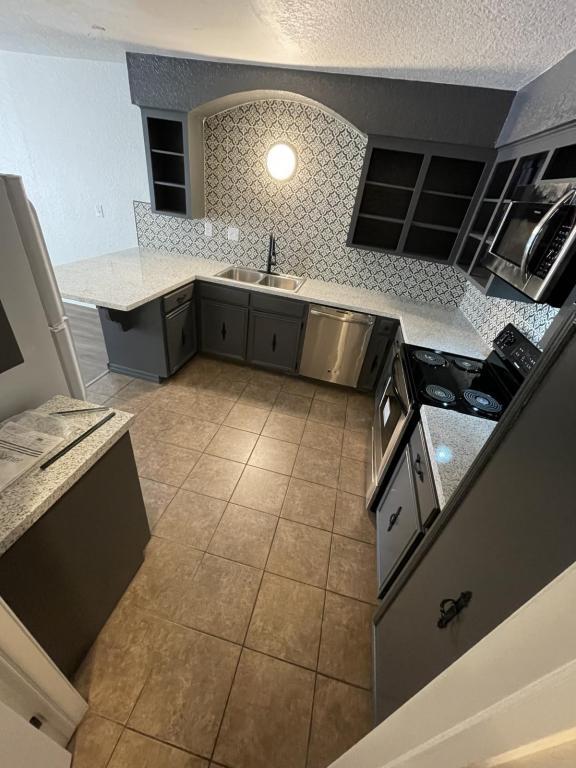 Building Photo - 6114 S Lakewood Ave