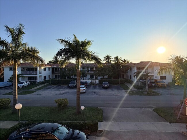 Building Photo - 600 S Luna Ct