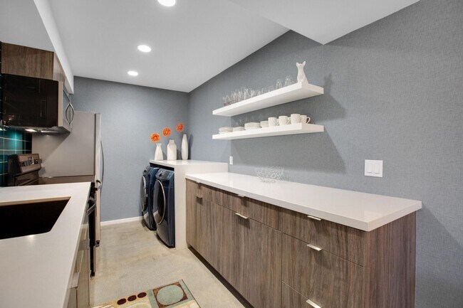 Building Photo - Stylish Ground-Floor Condo in Gated Palm S...