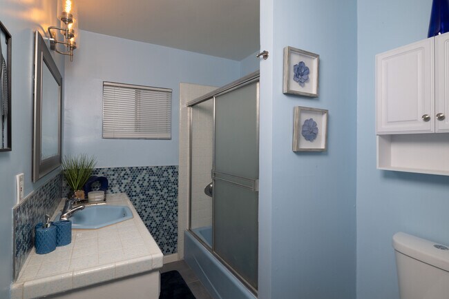Queen Size Private Bath - 2141 W 83rd -Furnished + Utilities Paid!