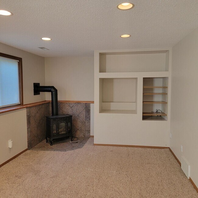 Building Photo - 3 BED | 2 BATH | SPLIT-FOYER HOME | RAPID VALLEY