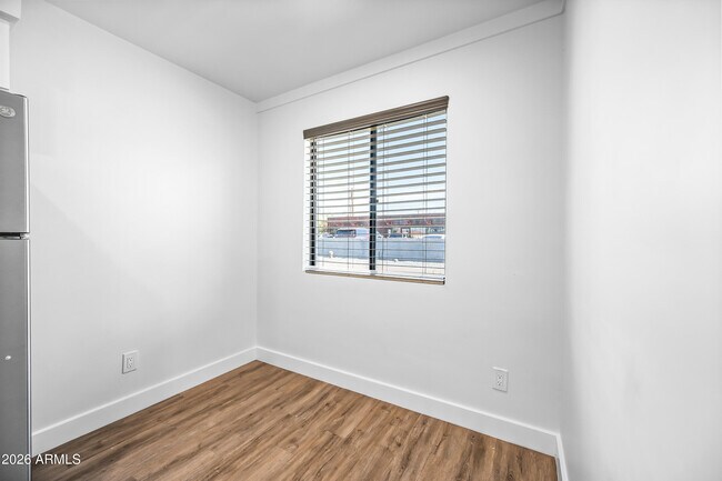 Building Photo - 3133 E Fairmount Ave