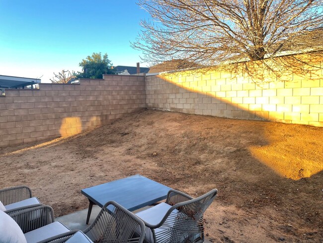 Building Photo - Beautiful 4 bed, 2 bath home AVAILABLE for...