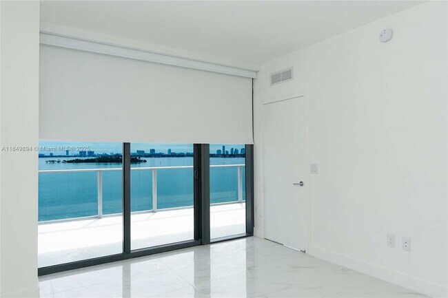 Building Photo - 700 NE 24th St