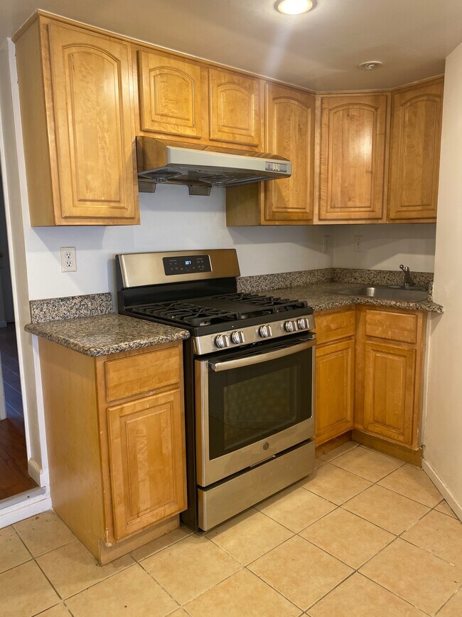 Kitchen - 372 Cambridge St