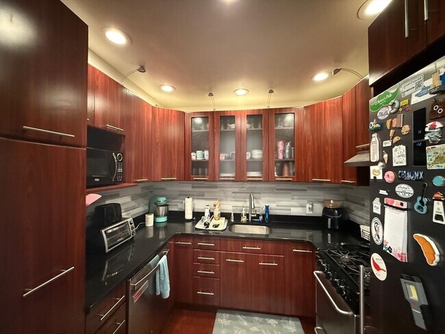 Building Photo - 20 Broadlawn Dr