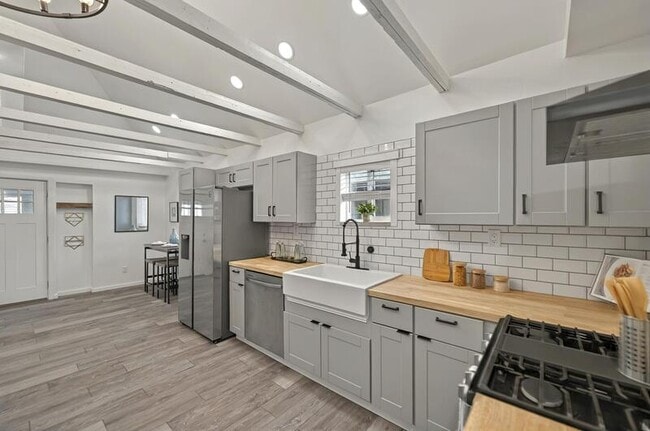 Building Photo - 2461 Depew St