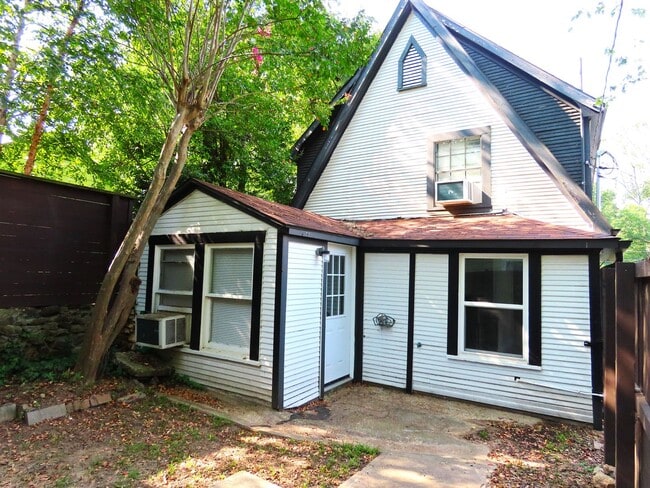 Building Photo - Utilities Included! 1 Bedroom Apartment, D...