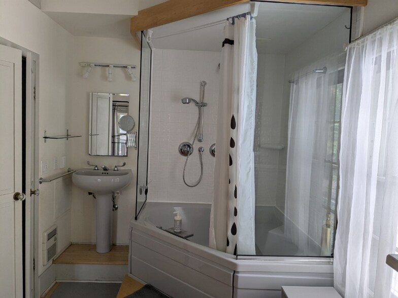 Building Photo - 506 N State St