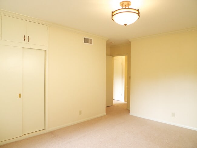 Building Photo - 2290 Canonita Dr
