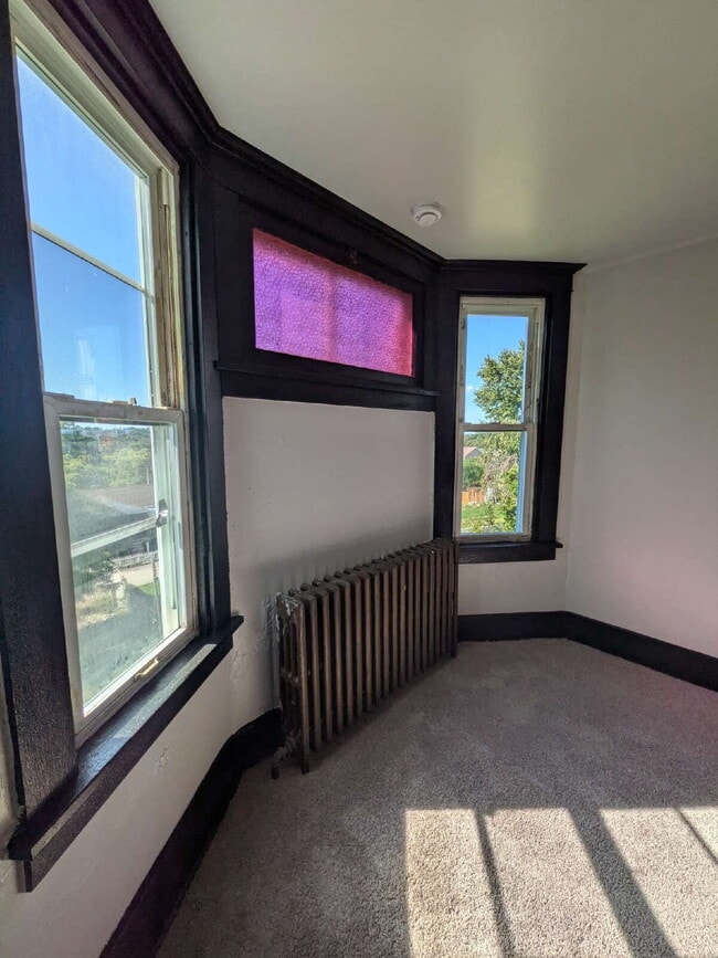 Building Photo - Newly Updated 3 bedroom in Carrick! Section 8 is considered