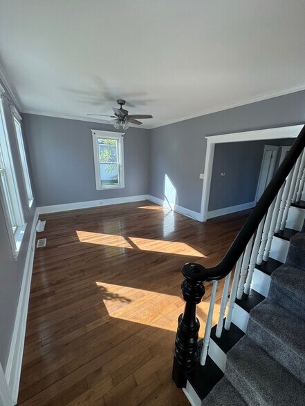 Building Photo - 1104 Pleasant St