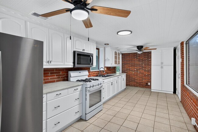 Building Photo - 1521 Randee Dr