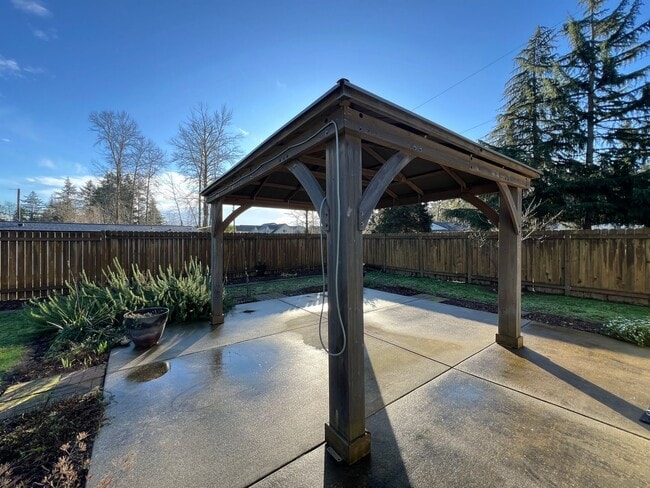 Building Photo - Exceptional 2200 sq ft Three Bedroom 2 Bath Rambler in Fed Way - with A/C