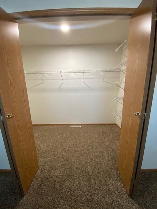 Building Photo - Comfortable 4 Bedroom with Garage & Fenced Yard for Rent!