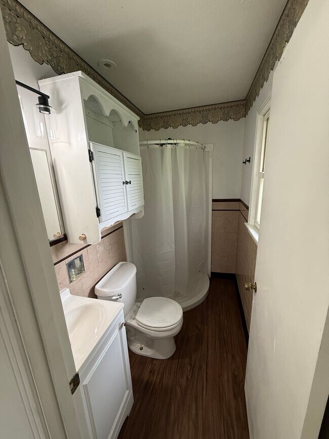 Building Photo - 3 Bed/1.5 Bath House