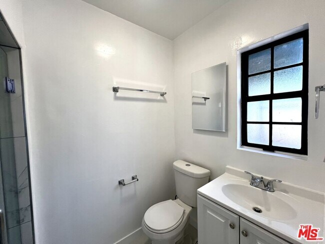 Building Photo - 364 N San Vicente Blvd