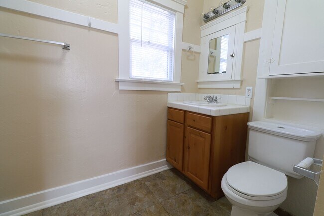 Building Photo - 1 month free rent move in promotion! VINTA...