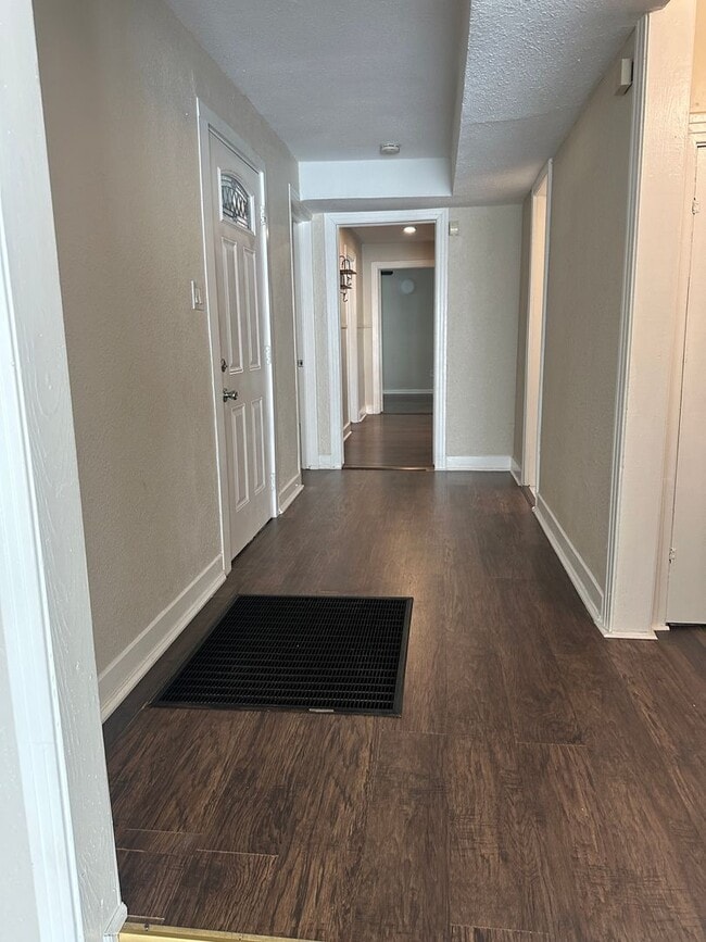 Building Photo - Large 5 Bedroom House in North Campus!