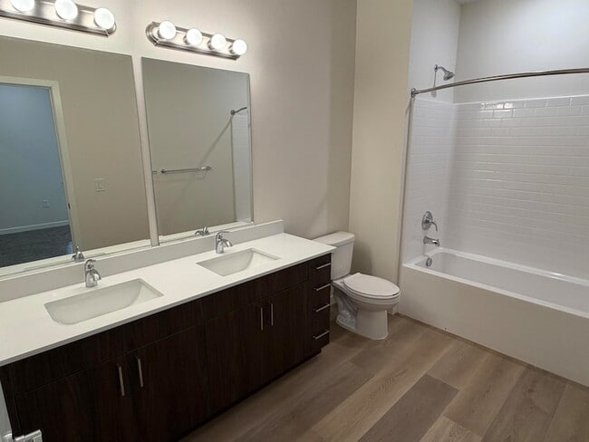 Building Photo - 983 W State St