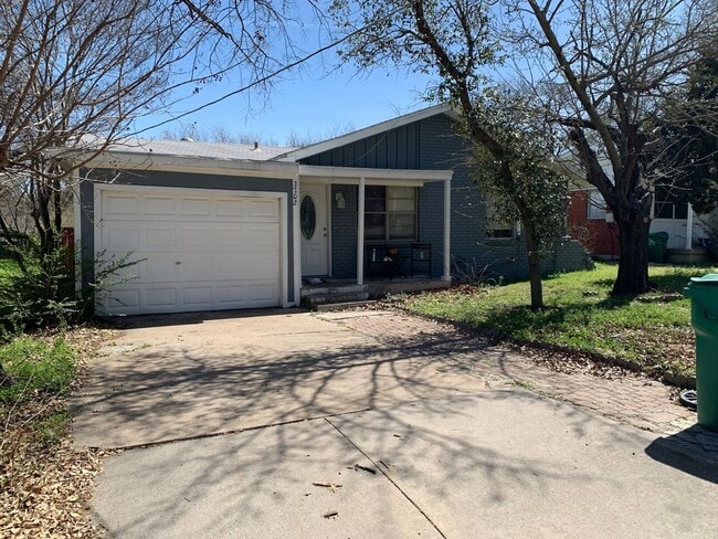 Building Photo - 3 Bedroom/1 Bath/2 Car Garage- Home