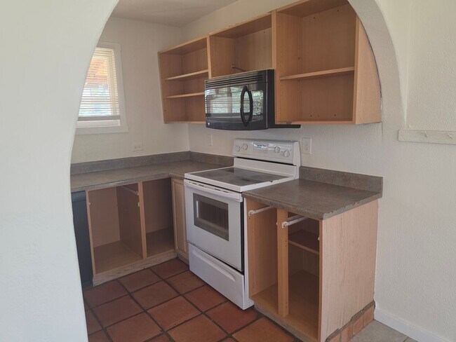 Building Photo - A quaint home offering a convenient location within walking distance to downtown Wickenburg