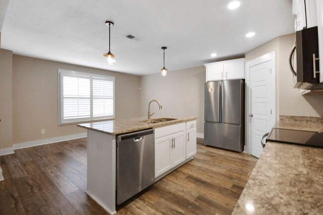 Building Photo - Pet Friendly Four Bedroom!