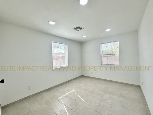 Building Photo - 3921 E Blacklidge Dr