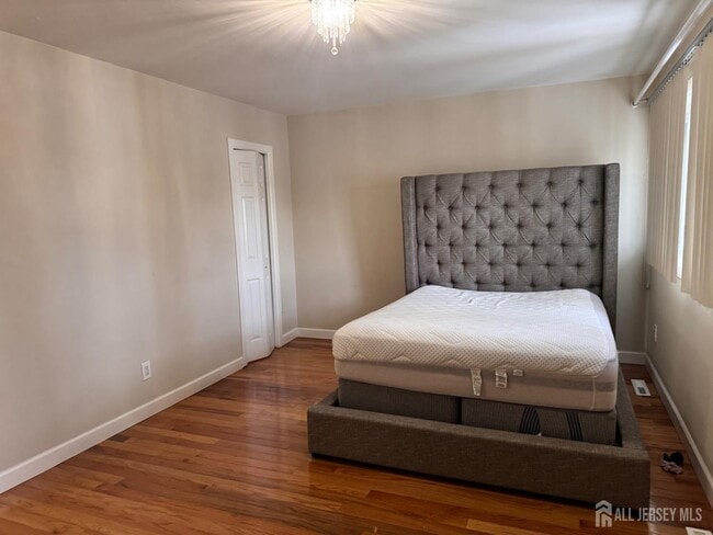 Building Photo - 489 Madison Dr