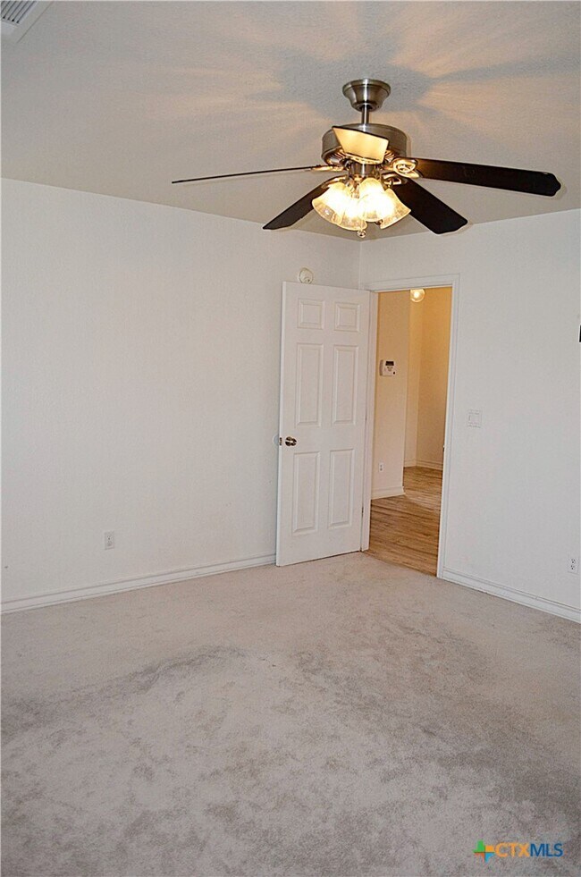 Building Photo - 2105 Merle Dr