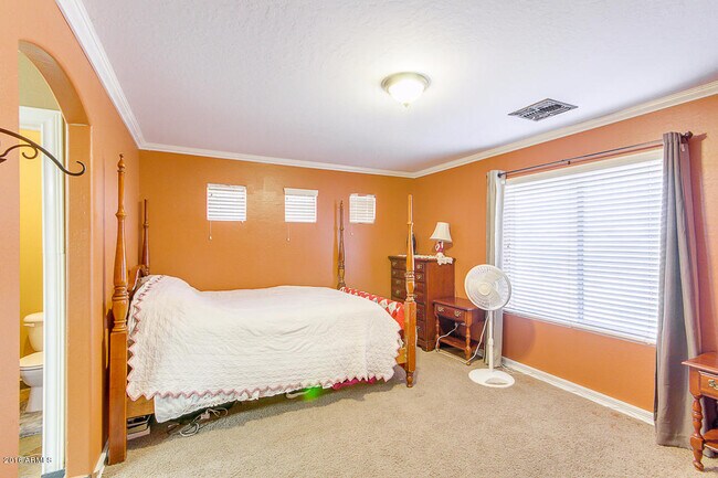 Building Photo - Amazing 4 bedrooms, 3 bathrooms house in P...