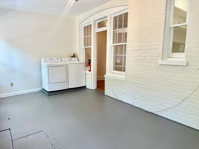 Building Photo - 4 Bed + 2 Bath - Pets Welcome! Parking!