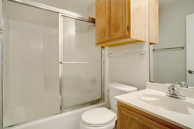 Building Photo - 215 Colt Ln