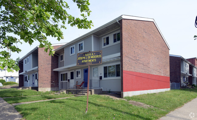 Building Photo - De Medeiros Apartments