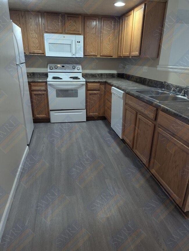 Building Photo - 3 Bedroom 2.5 Bath Townhouse