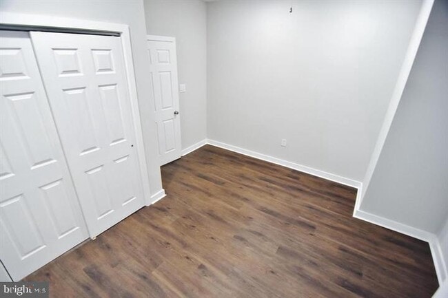 Building Photo - 943 E Schiller St