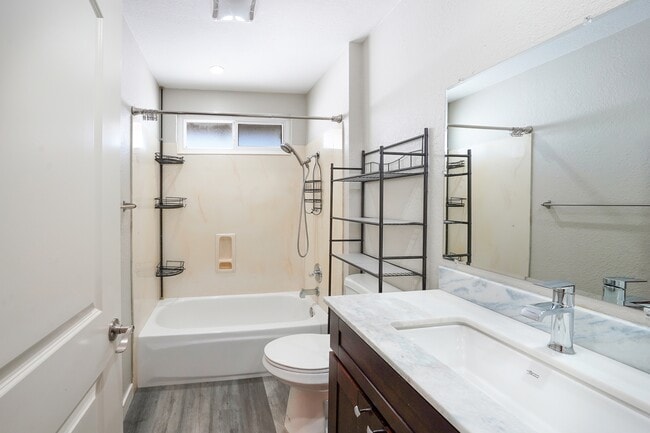 Building Photo - 808 B St
