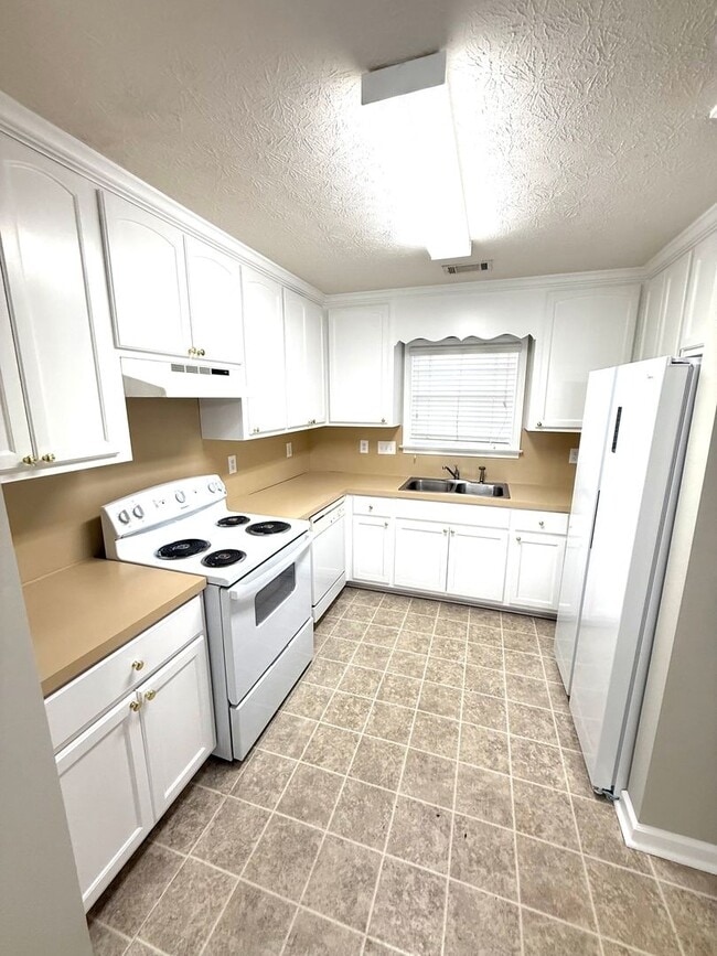 Building Photo - ** 3 bed 2 bath located in Thorington Trace ** Call 334-366-9198 to schedule a self tour