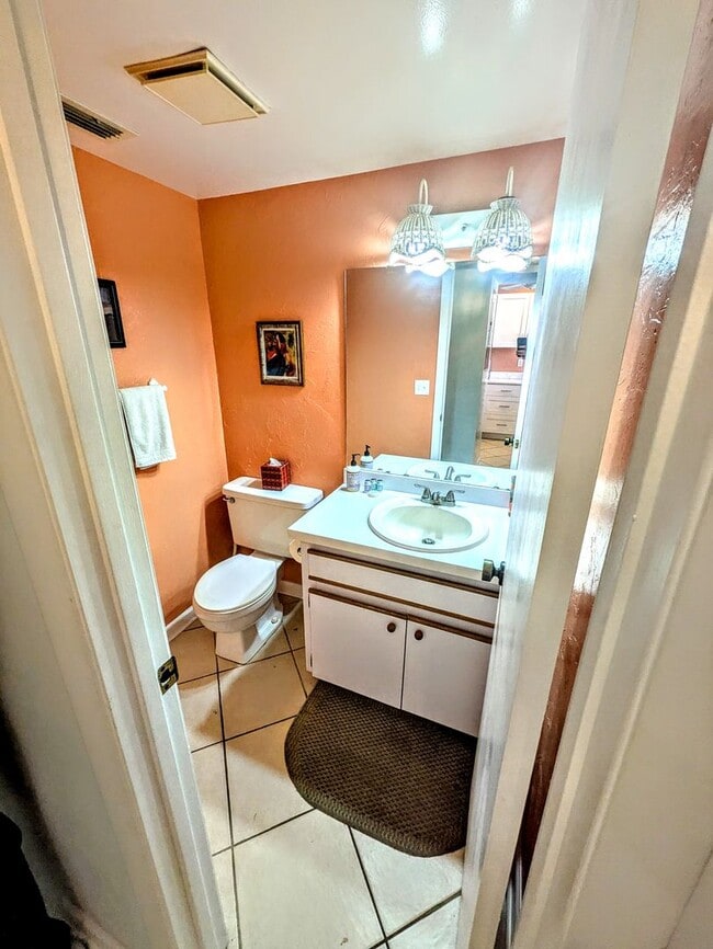 Building Photo - Annual/Seasonal turnkey furnished 2/2 end townhome in waterfront community by Siesta Key!