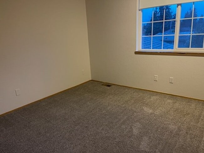 Building Photo - 3 bdrm, 2.5 bath, 2 car garage  (1 attached, 1 detached), Fenced yard, Minutes to Mall and I-5