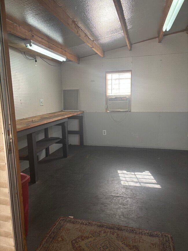 Building Photo - 4036 Woodridge Rd