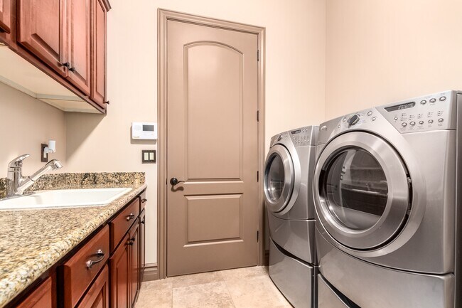 Stunning 3 bedroom, 2.5 bathroom home for lease in beautiful Rio Verde! - 26446 N Avenida del Ray