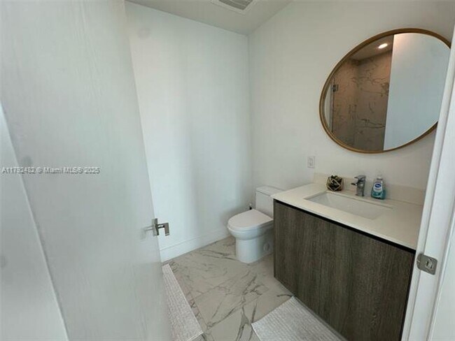 Building Photo - 17550 Collins Ave