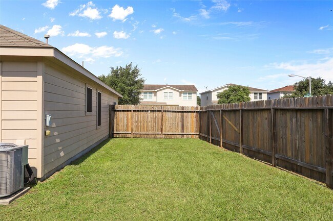 Building Photo - 317 Falling Pine Dr