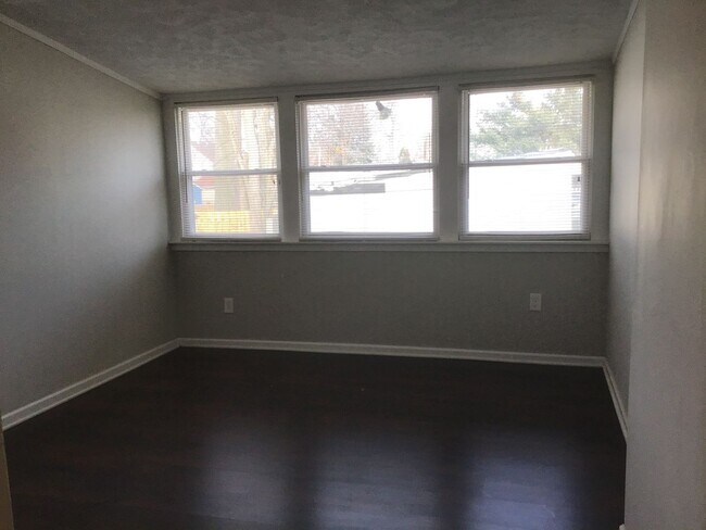 Building Photo - Single Family Home 3 beds 2 full bath Available Now!