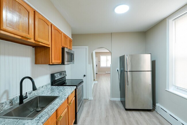 Building Photo - 2109 S 67th St